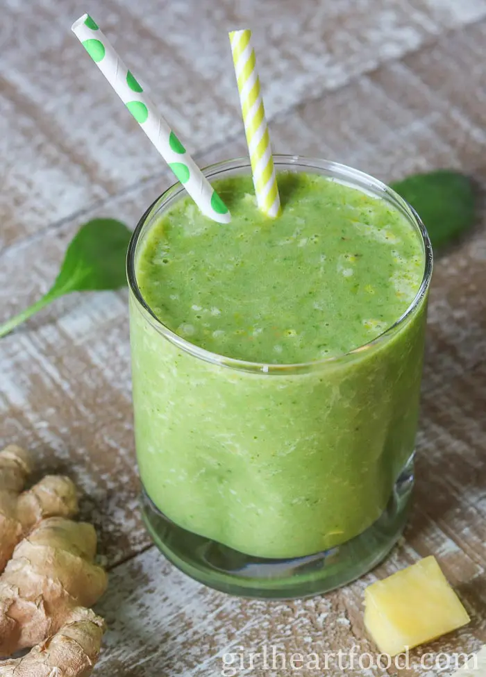 En grøn smoothie sammen med en terning af ananas, ingefær og spinat.