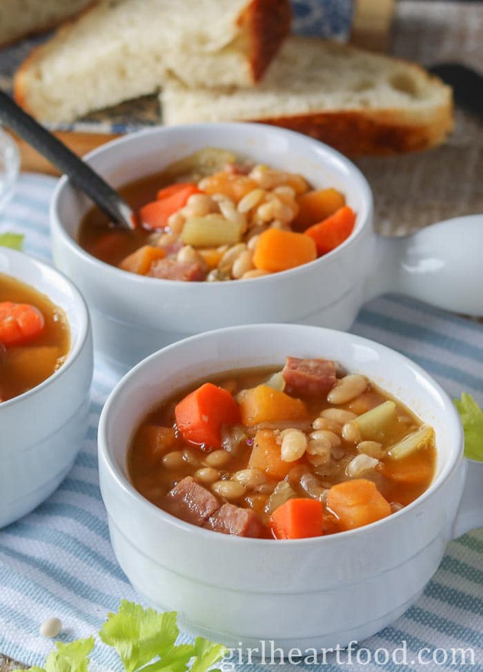 Bowls of Newfoundland boiled beans in front of some slices of bread.