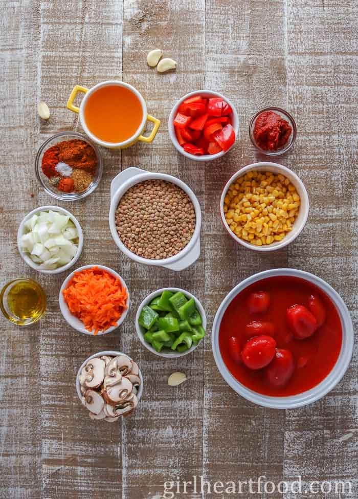 Ingredients for an easy vegan chili recipe.