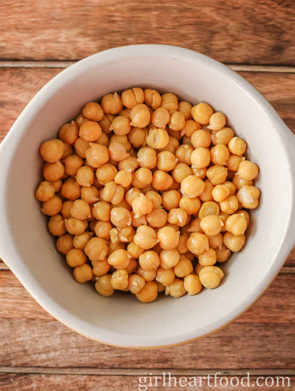 Bowl of cooked chickpeas.